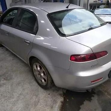 Transport: Alfa Romeo 159 gepeka vrata kod boje 565/A. Alfa Romeo 159 limuzina — 1
