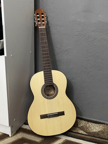гитара электрическая: Продаю классическую гитару AC100 OP Брала новую в январе за 15k сом