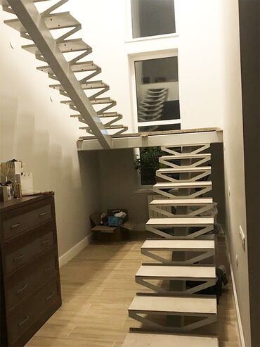 Pilləkən məhəccərləri: Demir pilləkənlər evlere bağ evlərinə yerinə uyğun dəmir — 13