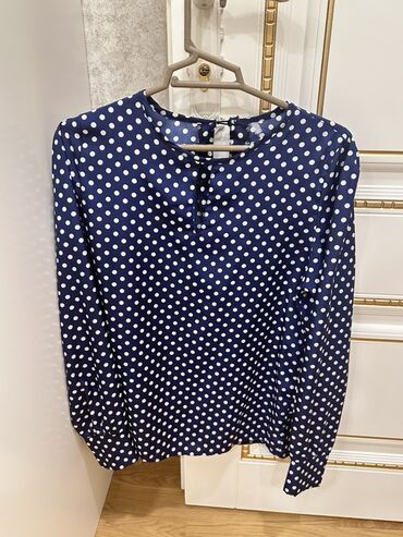 Dəstlər, kostyumlar: Qadın geyim dəsti – 4 parçadan ibarət 1) Açıq mavi, düz kəsimli jeans — 6