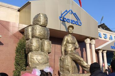 продажа контейнер дордой: Продаю контейнер на рынке Дордой- Джунхай. Оптовый носочгый ряд