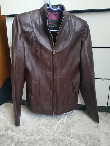 Пуховики и зимние куртки: Куртка коричневая кожаная раз. S.-2000 сом. Куртка черная кожаная