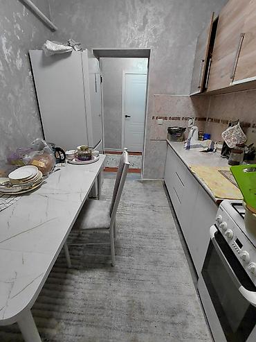 Кухонные гарнитуры: Кухня с гарнитуром и техникой - Планировка: узкая продолговатая кухня — 3