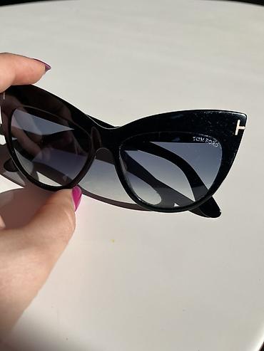 dobar dan italijanski: Tom Ford ženske sunčane naočare – model Nika TF523 01W - Ikoničan — 5