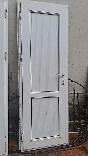 2ədəd qapi.olculəri eni-0,7,hündürü 2metrAğ rəngdə plastik (PVC)