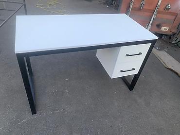 Офисные столы: Офисный стол с тумбой — 17