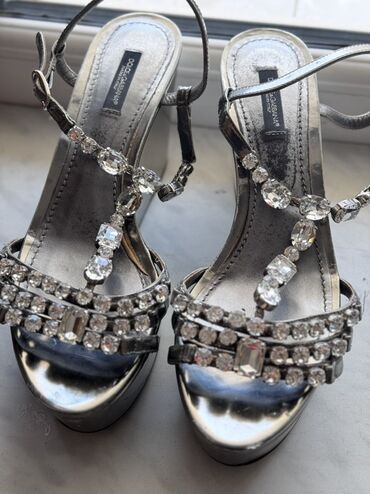 Tuflilər: Dolce & Gabbana brendinə məxsus qadın platforma səndəlləri. Gümüşü