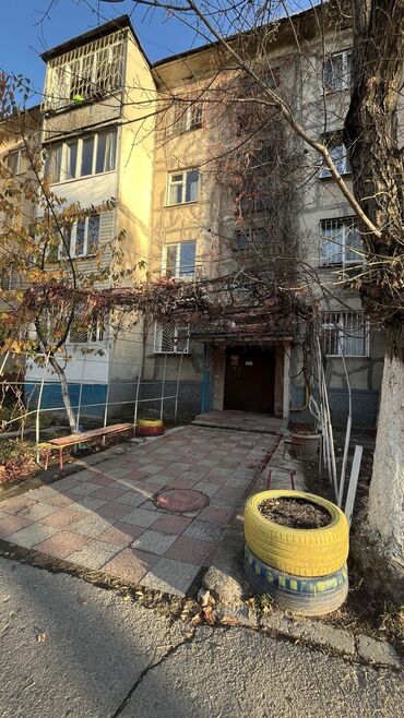 продаю 2х команатную квартиру в 7 мкр: 1 бөлмө, 40 кв. м, 104-серия, 1 кабат, Косметикалык ремонт