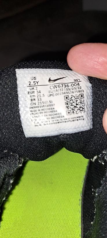 poklon za decake: Dečije patike za košarku NIKE TEAM HUSTLE D 10 vel.34 ug 21,5 — 4
