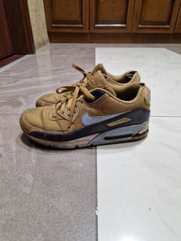 Krasofkalar və idman ayaqqabıları: Nike air max ayyaqqabi
41.5 razmer