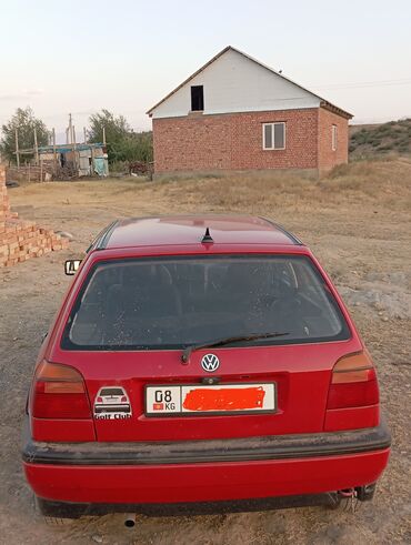 купить двигатель гольф 2 1.8 бензин: Красный хэтчбек Volkswagen Golf III, представленный на фотографиях