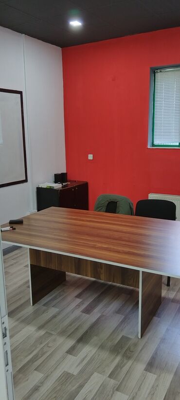 Ofislər: Elmlər metrosunun yaxınlığında yerləşən 160 kv.m sahəsi olan 6 otaqlı — 9