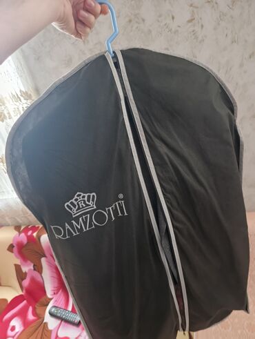 Kostyumlar: Boz rəngdə klassik kişi kostyum dəsti. Tərkib:Kastuyum yeni alinib — 9