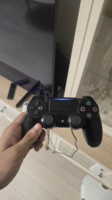 Ps4 2 original problemsiz pult, yaddasi gorursuz, yaninda pes 18