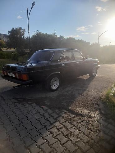 Avtomobil satışı: QAZ Volga 3129, qara rəng. Klassik sedan kuzov, xrom ön barmaqlıq — 2