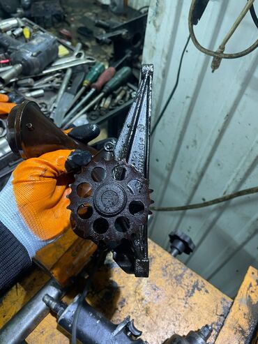 Двигатели, моторы и ГБЦ: Масляный насос двигателя внутреннего сгорания. Механизм с шестерней — 5