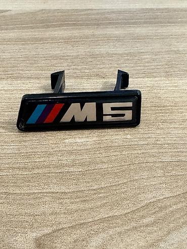 paneli: BMW M5 “M” loqolu dekorativ emblemi - Qara korpuslu, ön hissədə M — 1