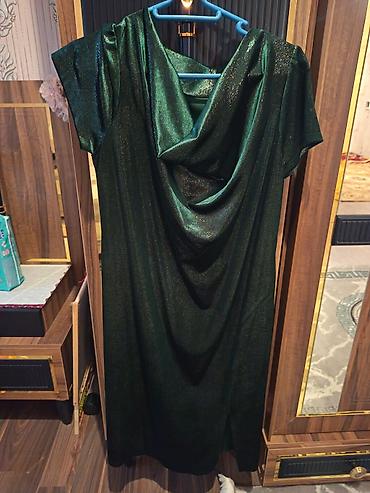 qisa balonka: Zümrüd-yaşıl rəngdə, parıltılı fakturalı, axıcı kumaşdan uzun don. Ön — 2