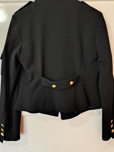 Sakoi: Crni blejzer sa dvorednim kopčanjem i zlatnim dugmadima - Model — 4