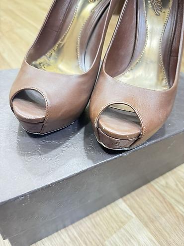 gucci ayaqqabı: Gucci qadın tuflisi orjinal
Razmer 38 yarim
35 manat — 2