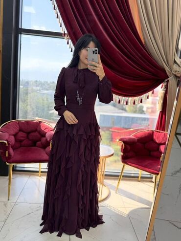 зеленое платье большого размера: Элегантное вечернее платье в пол, глубокий бордовый оттенок. -