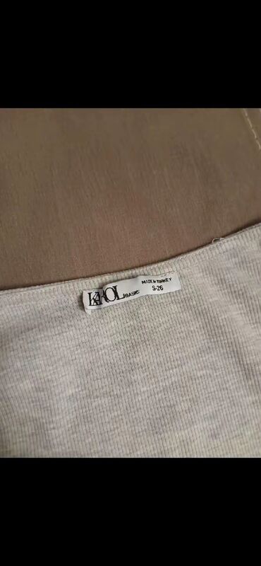 Köynək və bluzalar: Qadın geyimləri paketi 1) Qırmızı off-shoulder crop bluz - Uzunqol — 4