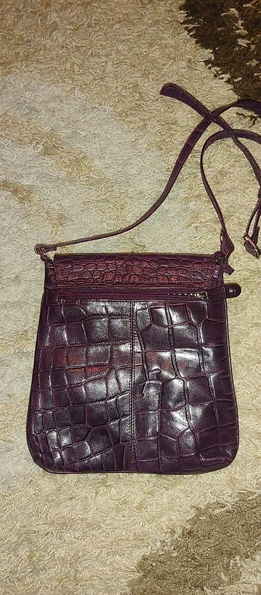mona kožni kaiševi: Tamnoljubičasta crossbody torba sa “croc” reljefnim uzorkom. Preklop — 1