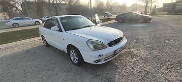 Другие автомобили: Белый седан компакт‑класса с передним приводом. Кузов 4‑дверный, на — 7