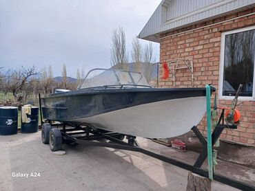 водный катер: Моторная лодка Амур с ветровым стеклом и мягким сиденьем. Оборудована
