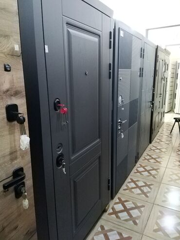seif qapi: Müxtəlif dizaynlarda və rənglərdə təqdim olunan metal qapılar