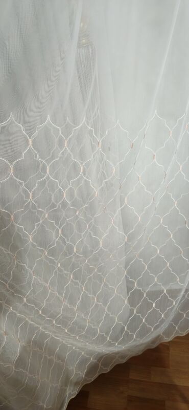 Pərdə və tüllər: Zərif, şəffaf tül pərdə, üzərində incə çiçək naxışları var. Otağınıza — 15