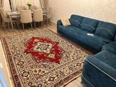 Məişət əlcəkləri: Xalca satilir. Yuyulub temiz veziyyetdedir. 15 sm hissede sokuyu var