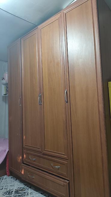 Четырёхстворчатый шкаф-купе (распашной) из ЛДСП под дерево.

-