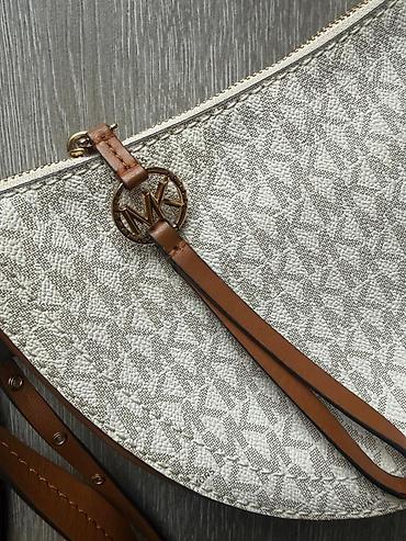 çanta: Ideal vəziyyətdə Michael Kors çanta.
Yenidən seçilmir — 3