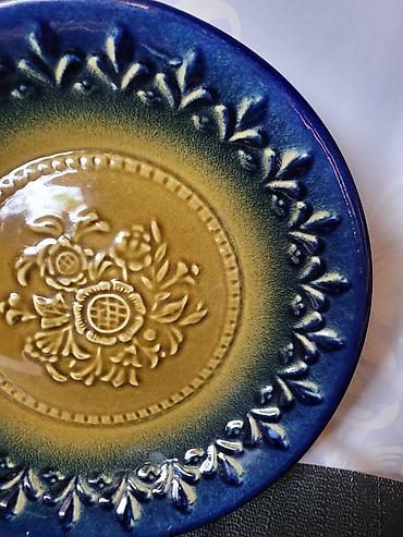 Ostali antikviteti: Dekorativni tanjir 1920 do 1950g.original nemacka majolika. Deko — 6