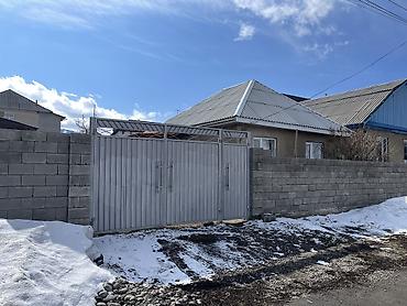 Продажа коттеджей и домов: Срочно продаю дом в Караколе Хоз постройка имеется На участке at lalafo.kg — 1 Продажа коттеджей и домов: Срочно продаю дом в Караколе Хоз постройка имеется На участке — 1