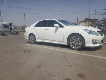 двигатель на тойота королла: Белый седан Toyota Crown с гибридной силовой установкой. Автомобиль