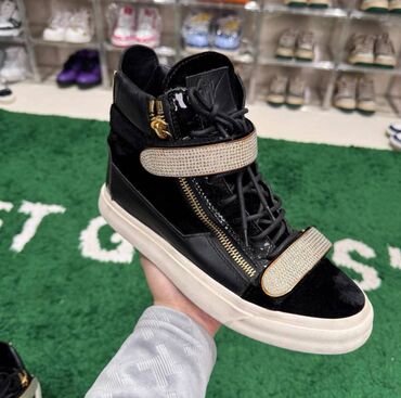 ayaqqabı tommy: Giuseppe Zanotti Coby

оригинал
size: 41 (41-42)
cond: 9/10