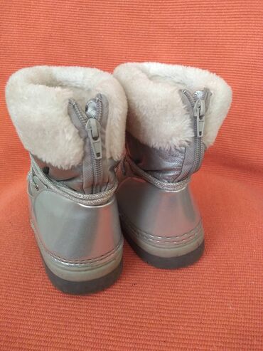 Čizme: Cizme za devojcicu sa krznom unutra. Dvobroj 34-35, a izmerena duzina — 6