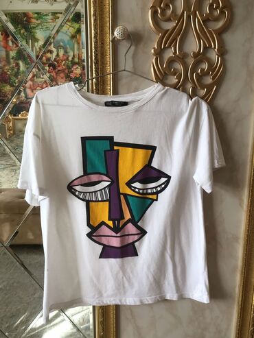 Futbolka və maykalar: T-shirt, 3 defe geyinilib, cirigi yoxdur, Ağ rəngli, qısaqol köynək