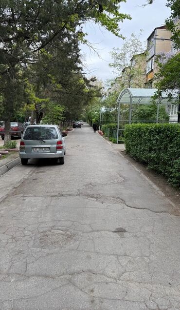нижний аларча квартира берилет: 1 бөлмө, 33 кв. м, 104-серия, 1 кабат, Эски ремонт