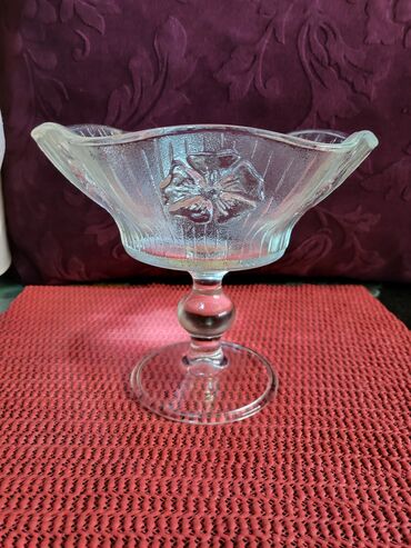 Ostalo posuđe: Bombonijera italijanska presovano staklo 70,80te. god. Sve na na lalafo.rs — 2 Ostalo posuđe: Bombonijera italijanska presovano staklo 70,80te. god. Sve na — 2