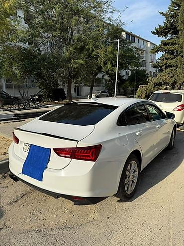 Chevrolet: Chevrolet Malibu – ağ rəngli, sedan kuzov. Xüsusiyyətlər: - — 2