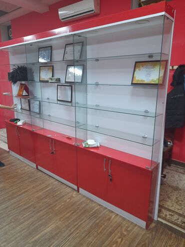 retro telefon: Telefon dükanı vitrinləridi.başqa işlər üçündə istifadə etmək olar
