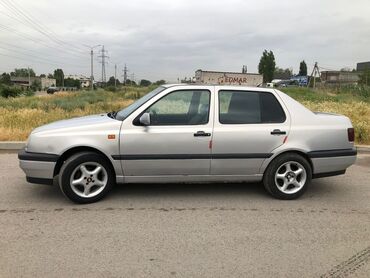 Volkswagen: Volkswagen Vento: 1992 г., 1.8 л, Механика, Бензин, Седан