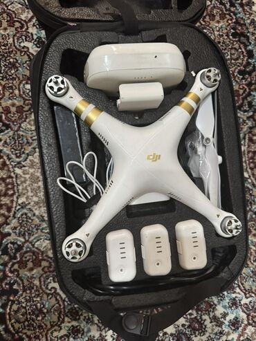 документ сканеры для проекторов сумки: Белый квадрокоптер DJI Phantom с золотыми акцентами на лучах