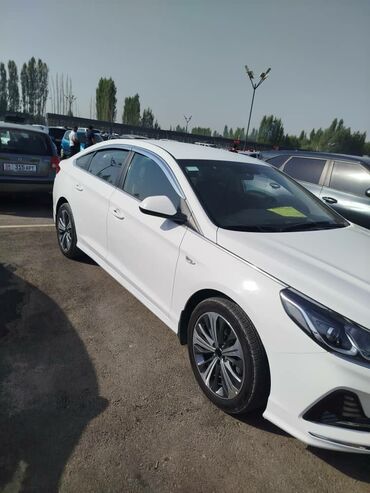 диски на ващ: Hyundai Sonata, белый седан бизнес-класса Кузов и дизайн: - Эффектная