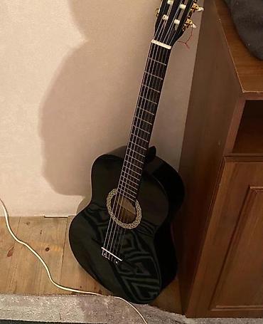 Gitaralar: Kapo+çanta üzərində verilir. Həvəskarlar üçün akustik gitar, yeni — 1
