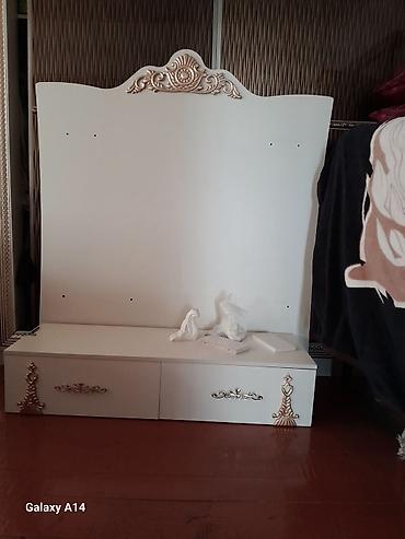 ev eşalari: Malocnu rəngdə klassik üslubda TV tumbası halhazurda bir birine — 1