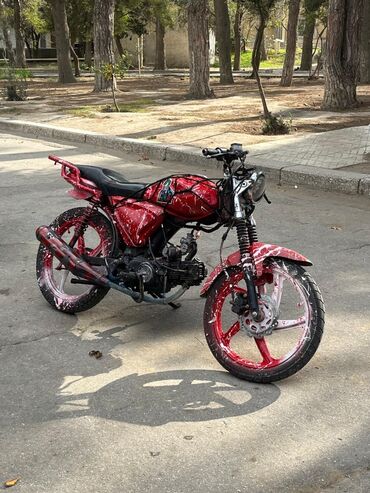 Motosikletlər: Kustom “street” üslubunda yığılmış motosiklet - Ümumi görünüş